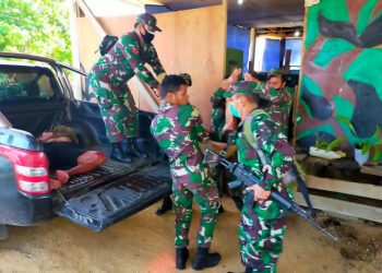 Anggota TNI AD Maybrat saat evakuasi korban yang meninggal di serang OTK, Kamis (2/9/2021). ANTARA/ HO-TNI AD Maybrat)