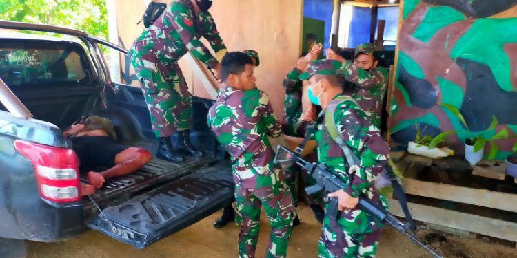 Anggota TNI AD Maybrat saat evakuasi korban yang meninggal di serang OTK, Kamis (2/9/2021). ANTARA/ HO-TNI AD Maybrat)