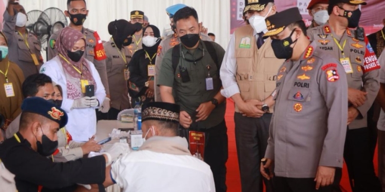 Kapolri dan Gubernur Nova Iriansyah tinjau vaksinasi massal di Aceh Besar
