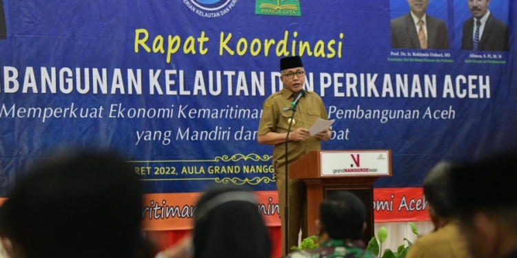 Gubernur Aceh, Ir. H. Nova Iriansyah, MT memberikan sambutan dan arahan saat membuka Rapat Koordinasi Pembangunan Kelautan dan Perikanan Aceh dengan tema "Memperkuat Ekonomi Kemaritiman Menuju Pembangunan Aceh yang Mandiri dan Bermartabat" di Hotel Grand Nanggroe, Banda Aceh, Selasa, (1/3/2022).