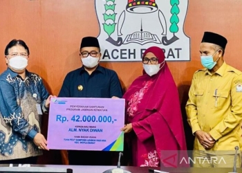 Jamsostek serahkan santunan kematian Rp126 juta bagi warga Aceh Barat