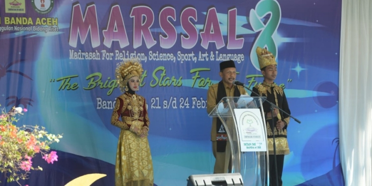 Asisten Pemerintahan dan Keistimewaan Sekda Aceh, M Jafar, menyampaikan sambutan Gubernur Aceh saat membuka Madrasah for Art, Religion, Science, Sport and Language (MARSSAL) ke-8 yang digelar di MTsN 1 Kota Banda Aceh, Senin, (21/2/2022).