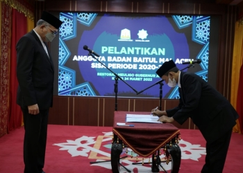 Nova Iriansyah lantik Muhammad Iksan sebagai anggota Baitul Mal Aceh