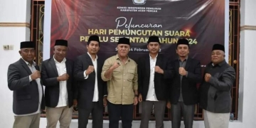 Bupati Shabela Abubakar bersama Ketua dan Komisioner KIP Aceh Tengah usai acara launching penetapan tahapan Pemilu Serentak 2024 secara virtual di Gedung Ummi Pendopo setempat, Senin (HO/Prokopim Aceh Tengah.)