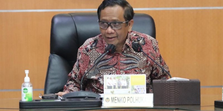 Menkopolhukam Mahfud MD memimpin rapat koordinasi terbatas di Kantor Kementerian Koordinator Bidang Politik, Hukum, dan Keamanan, di Jakarta, Sabtu (9/4/2022). (ANTARA/HO-Humas Kemenko Polhukam RI)
