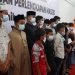 Head of External Relation SBA, Win Bernadino menyerahkan santunan anak yatim di Safety Hall SBA yang disaksikan oleh Sekda Kab. Aceh Besar, Drs. Sulaimi, MSi dan tokoh masyarakat, 26 April 2022.