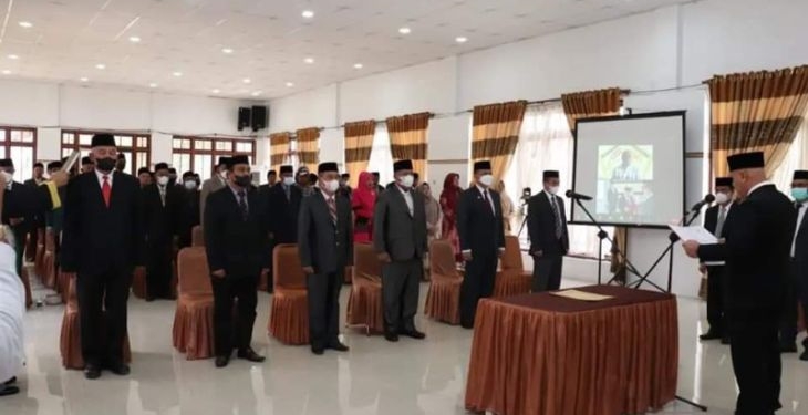 Bupati Aceh Tengah Shabela Abubakar melantik dan mengambil sumpah tujuh pejabat di Gedung Ummi Pendopo setempat, Jumat (27/5/2022). (ANTARA/Prokopim Aceh Tengah.)