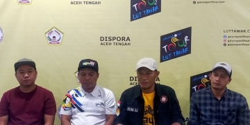 Plt Kadis Pora Aceh Tengah Zulpan Diara Gayo dan Race Planner ITdL Udianto serta pengurus ISSI Aceh Tengah membahas persiapan penyelenggaraan ITdL di Kantor Dispora setempat, Minggu (22/5/2022). (ANTARA/Kurnia Muhadi.)