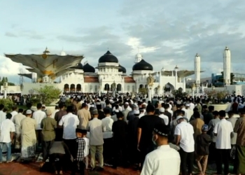 Jamaah sholat Ied di Masjid Raya Baiturrahman Banda Aceh tumpah ruah hingga ke jalan