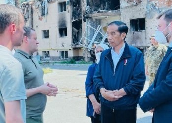 Presiden Joko Widodo dan Ibu Iriana meninjau puing-puing di kompleks Apartemen Lipky di Kota Irpin, Ukraina, pada Rabu, 29 Juni 2022. Foto: BPMI Setpres/Laily Rachev