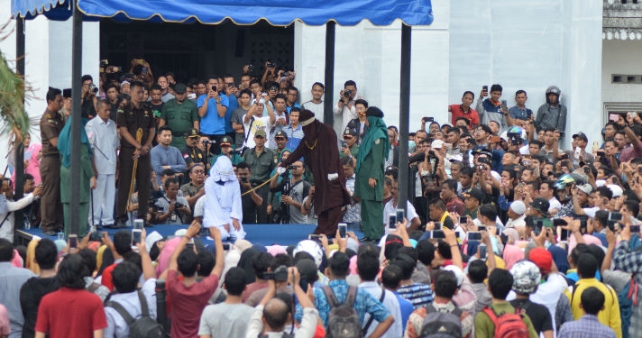 Prosesi hukuman cambuk di halaman Masjid Jami’ Kemukiman Lueng Bata, Banda Aceh, Jumat 20/4/2018.(Foto: Fahzian Aldevan)
