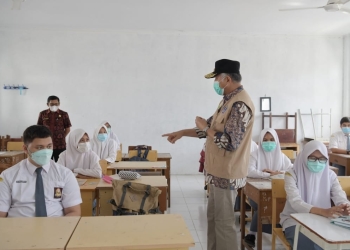 Gubernur Aceh, Nova Iriansyah, didampingi Kepala Dinas Pendidikan Aceh, Alhudri meninjau pelaksanaan proses belajar mengajar di SMAN 1 Banda Aceh beberapa waktu lalu.(Foto: Istimewa)