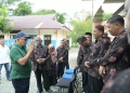 Sekda Aceh, Taqwallah memberikan arahan kepada kepala sekolah, serta para dewan guru saat meninjau penerapan program BEREH dan menanam pohon di SMAN 2 Beutong, Nagan Raya, Minggu (26/6/2022). (Foto: Humas Aceh)