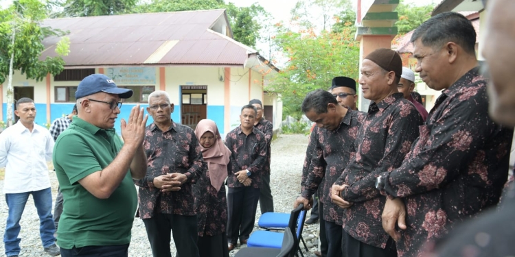 Sekda Aceh, Taqwallah memberikan arahan kepada kepala sekolah, serta para dewan guru saat meninjau penerapan program BEREH dan menanam pohon di SMAN 2 Beutong, Nagan Raya, Minggu (26/6/2022). (Foto: Humas Aceh)