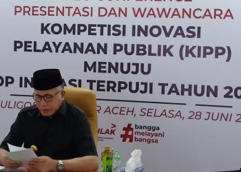 Gubernur Aceh, Nova Iriansyah saat mempresentasikan Inovasi Pelayanan Publik Pemerintah Aceh, Meuligoe Gubernur Aceh, Selasa (28/6/2022). (Foto: Humas Aceh)