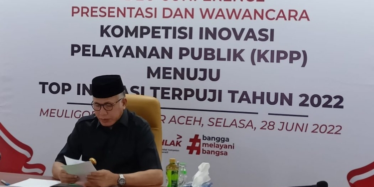 Gubernur Aceh, Nova Iriansyah saat mempresentasikan Inovasi Pelayanan Publik Pemerintah Aceh, Meuligoe Gubernur Aceh, Selasa (28/6/2022). (Foto: Humas Aceh)