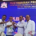 Penyerahan berkas Musprov kepada Ketua Kadin Aceh terpilih M Iqbal Piyeung (dua dari kiri), di Banda Aceh, Selasa malam (28/6/2022) (ANTARA/Rahmat Fajri)