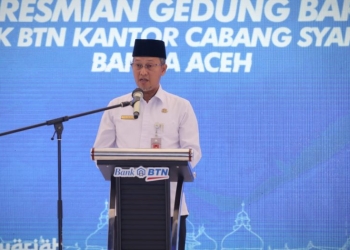 Asisten Administrasi Umum Sekda Aceh, Iskandar AP, saat menyampaikan sambutan Gubernur Aceh pada acara Peresmian Gedung Baru Bank BTN Kantor Cabang Syariah, Banda Aceh, Rabu (29/6/2022). (Foto: IST)