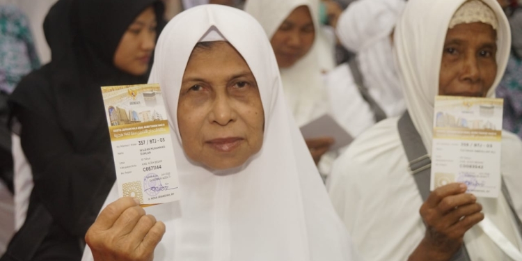 Jemaah haji asal Aceh menerima dana wakaf Baitul Asyi. Masing-masing jemaah mendapatkan uang sebesar 1.500 riyal atau sekitar 5,9 juta rupiah. (Foto: Dok. Humas Haji Aceh)