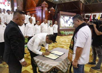 Sekjen PBSI Irjen Pol Muhammad Fadil Imran, saat menandatangani berita acara pelantikan Pengurus PBSI Aceh periode 2022-2026 di Anjong Mon Mata Banda Aceh, Sabtu (25/6/2022). (Foto: Dok. PBSI)