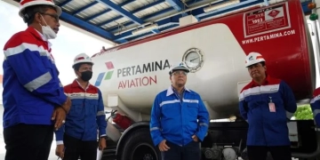 Executive General Manager Pertamina Patra Niaga Regional Sumbagsel, Rama Suhut didampingi tim manajemen melakukan Management Walkthrough (MWT) ke Fuel Terminal (FT) Jambi dan Depot Pengisian Pesawat Udara (DPPU) Sultan Thaha, Jambi. (ANTARA/HO/Pertamian Sumbagsel)