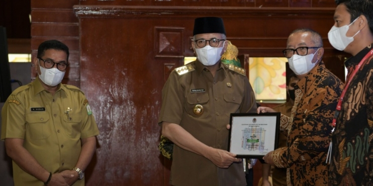Gubernur serahkan penghargaan Proper Hijau bagi tiga perusahaan di Aceh
