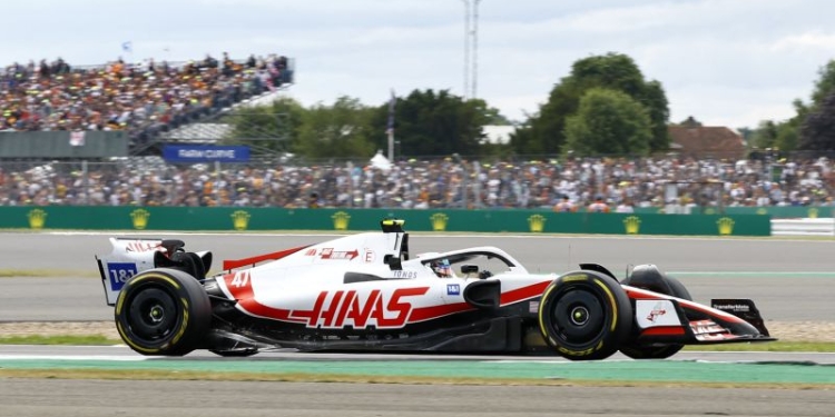 Pebalap Formula 1 dari tim Haas, Mick Schumacher, beraksi dalam Grand Prix Inggris di Silverstone Circuit, Silverstone, Inggris, 4 Juli 2022. (Foto: Andrew Boyers/Reuters)