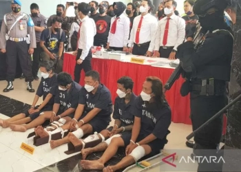 Empat anggota kelompok pembunuh bayaran yang menembak istri anggota TNI AD di Semarang. (Foto: ANTARA/IC Senjaya)