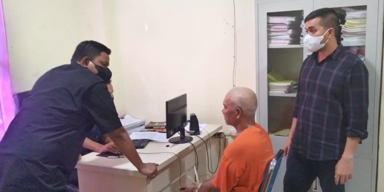 Kasat Reskrim Polres Nagan Raya, Aceh, AKP Machfud (kiri) melakukan pemeriksaan terhadap terduga pelaku penipuan, saat diamankan di Satreskrim Polres Nagan Raya, Kompleks Perkantoran Suka Makmue, Kamis (28/7/2022). (Foto: Satreskrim Polres Nagan Raya)