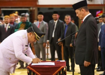Penjabat (Pj) Gubernur Aceh Achmad Marzuki melantik penjabat bupati dan penjabat wali kota di Anjong Mon Mata, Banda Aceh, Kamis (14/7/2022). (Foto: Ist)