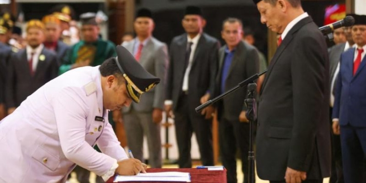 Penjabat (Pj) Gubernur Aceh Achmad Marzuki melantik penjabat bupati dan penjabat wali kota di Anjong Mon Mata, Banda Aceh, Kamis (14/7/2022). (Foto: Ist)
