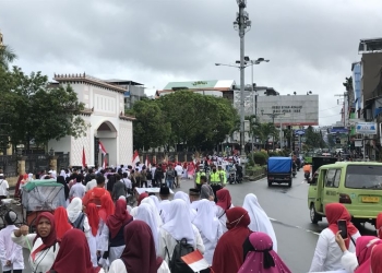 Ribuan warga di Kota Ambon ikut pawai akbar dengan jalan kaki mengilingi dalam rangka menyambut tahun baru Islam yang ke 1444 Hijriah, di Ambon, Sabtu. (ANTARA/Winda Herman)