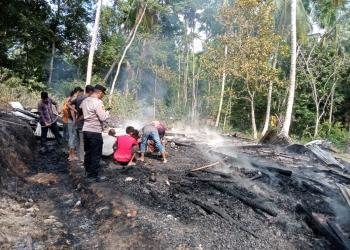 Warga mengevakuasi korban kebakaran di Gampong Paya Pasi, Kecamatan Julok, Kabupaten Aceh Timur, Senin (18/72022). (Foto: Humas Aceh Timur)