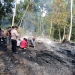 Warga mengevakuasi korban kebakaran di Gampong Paya Pasi, Kecamatan Julok, Kabupaten Aceh Timur, Senin (18/72022). (Foto: Humas Aceh Timur)