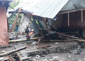 Banjir bandang di Desa Tongo, Kecamatan Bonepantai, Kabupaten Bone Bolango, Provinsi Gorontalo, pada Jumat pagi (15/7). (Foto: Dok. BNPB)
