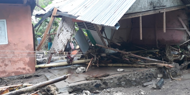 Banjir bandang di Desa Tongo, Kecamatan Bonepantai, Kabupaten Bone Bolango, Provinsi Gorontalo, pada Jumat pagi (15/7). (Foto: Dok. BNPB)