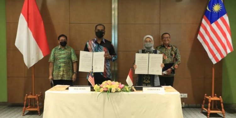 Menaker Ida Fauziyah (kanan) dan Menteri Sumber Manusia Malaysia Dato' Sri M. Saravanan Murugan usai penandatanganan pernyataan bersama di Jakarta, Kamis (28/7/2022). (ANTARA/HO-Kemnaker)