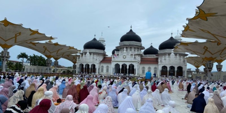 Masyarakat Aceh melaksanakan Shalat Idul Adha 1443 Hijriah di Masjid Raya Baiturrahman Banda Aceh, Ahad (10/7/2022). (ANTARA/Khalis Surry)
