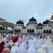 Masyarakat Aceh melaksanakan Shalat Idul Adha 1443 Hijriah di Masjid Raya Baiturrahman Banda Aceh, Ahad (10/7/2022). (ANTARA/Khalis Surry)