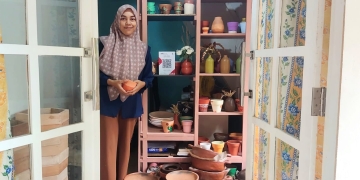 Dora Asra, pemilik usaha IKM Rumoeh Gerabah berlokasi di Gampong Ulee Tutue, Pidie, provinsi Aceh. (Foto: Nurzahri)