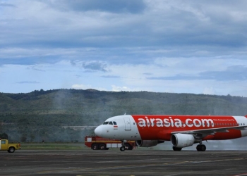 Pesawat Airasia saat mendarat Bandara Sultan Iskandar Muda, Blang Bintang Aceh Besar. (Foto: Ist)