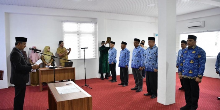 Pengambilan sumpah dan pelantikan dalam jabatan administrator dan jabatan pengawas di lingkungan Pemerintah Aceh, di Aula Kantor Korpri, Banda Aceh, Senin, (4/7/2022). (Foto: Ist)