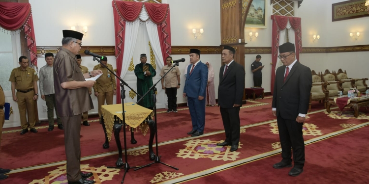 Gubernur Aceh, Nova Iriansyah melantik Pejabat Pimpinan Tinggi Pratama di lingkungan Pemerintah Aceh di Meuligoe Gubernur Aceh, Banda Aceh, Senin (4/7/2022).(Foto Ist)