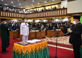 Menteri Dalam Negeri RI, Muhammad Tito Karnavian mengambil sumpah dan melantik Achmad Marzuki sebagai Pj. Gubernur Aceh, pada Rapat Paripurna DPRA di Gedung DPRA, Banda Aceh, Rabu (6/7/2022). (Foto: Ist)