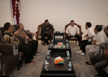 Penjabat Gubernur Aceh, Achmad Marzuki, bersilaturrahmi dengan Ketua Dewan Perwakilan Rakyat Aceh Saiful Bahri dan Wakil Ketua DPRA Safaruddin, di Rumah Dinas Ketua DPRA, Banda Aceh, Kamis (7/7/2022). (Foto: Adpim Setda Aceh)