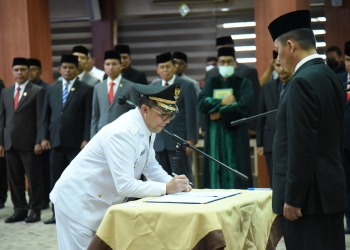 Pj Gubernur Aceh, Achmad Marzuki mengambil sumpah dan melantik Pj Walikota Banda Aceh, Bakri Siddiq di Gedung Serbaguna Setda Aceh, Banda Aceh, Kamis (7/7/2022). (Foto: IST)