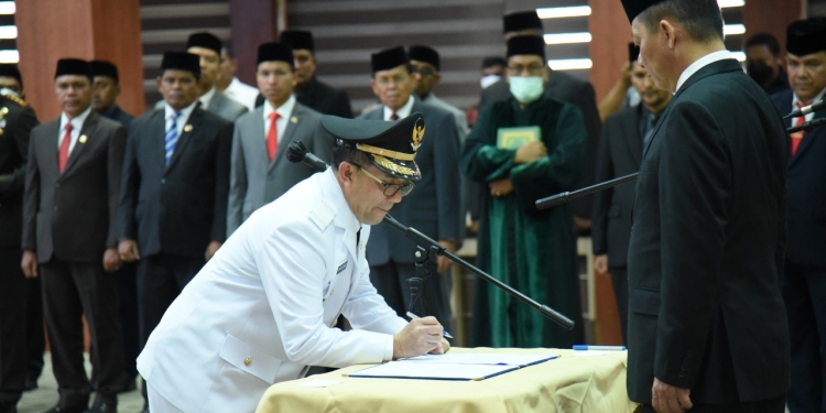 Pj Gubernur Aceh, Achmad Marzuki mengambil sumpah dan melantik Pj Walikota Banda Aceh, Bakri Siddiq di Gedung Serbaguna Setda Aceh, Banda Aceh, Kamis (7/7/2022). (Foto: IST)