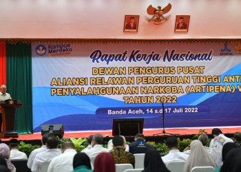 Sekda Aceh Taqwallah saat membuka Rapat Kerja Nasional Dewan Pengurus Pusat Aliansi Relawan Perguruan Tinggi Anti Penyalahgunaan Narkoba (ARTIPENA) V Tahun 2022 di Gedung AAC Dayan Dawood, Banda Aceh, Jumat, (15/7/2022). (Foto: Ist)