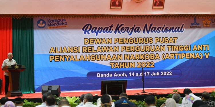 Sekda Aceh Taqwallah saat membuka Rapat Kerja Nasional Dewan Pengurus Pusat Aliansi Relawan Perguruan Tinggi Anti Penyalahgunaan Narkoba (ARTIPENA) V Tahun 2022 di Gedung AAC Dayan Dawood, Banda Aceh, Jumat, (15/7/2022). (Foto: Ist)