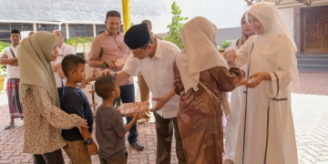 Santunan kepada Anak Yatim dan Tunanetra di seputaran Kota Banda Aceh dan Aceh Besar di Anjong Monmata Banda Aceh, Selasa (19/7/2022). (Foto: Adpim Sekda Aceh)